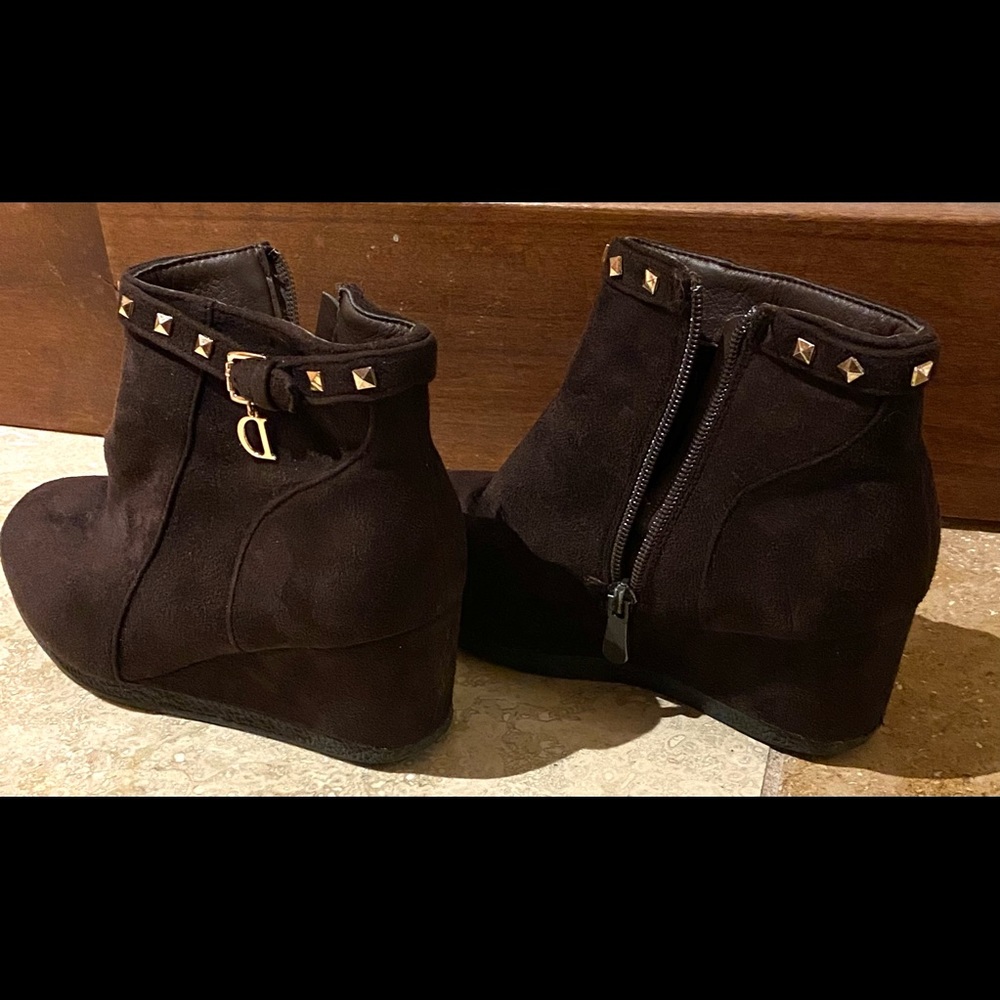 Wedged suede youth boots size 2